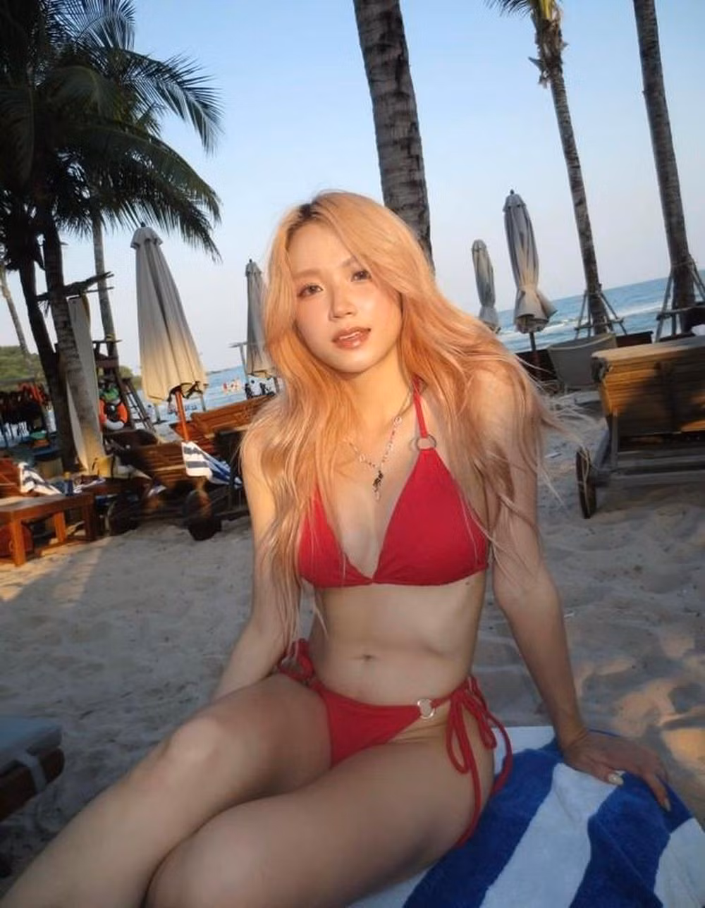 Tâm Xíu tự tin diện bikini nhỏ xíu màu đỏ tôn da. Dù đã trải qua sinh nở nhưng có thể thấy, body của nàng hot girl Hà thành vẫn rất nuột nà.
