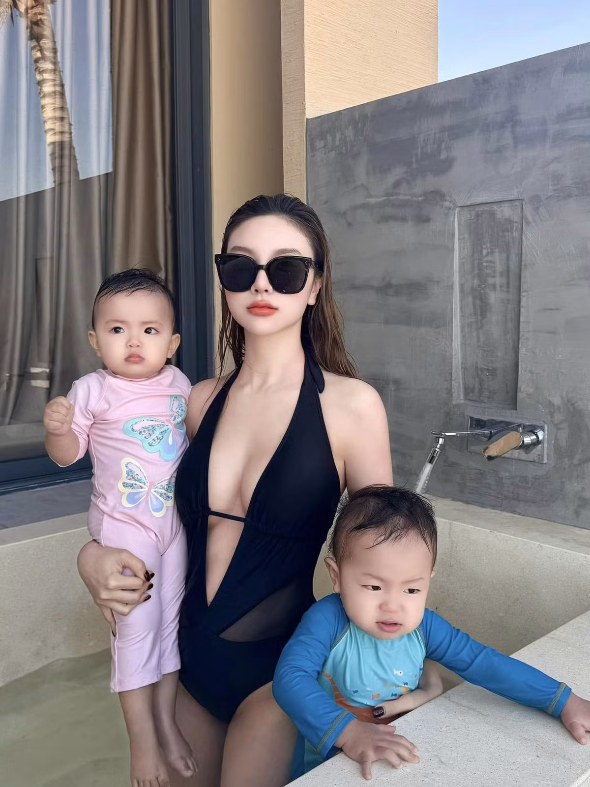 Hạnh Sino khiến nhiều khán giả trầm trồ khi diện monokini xẻ cổ sâu đến eo, tôn lợi thế đường cong cùng vòng một đầy đặn.