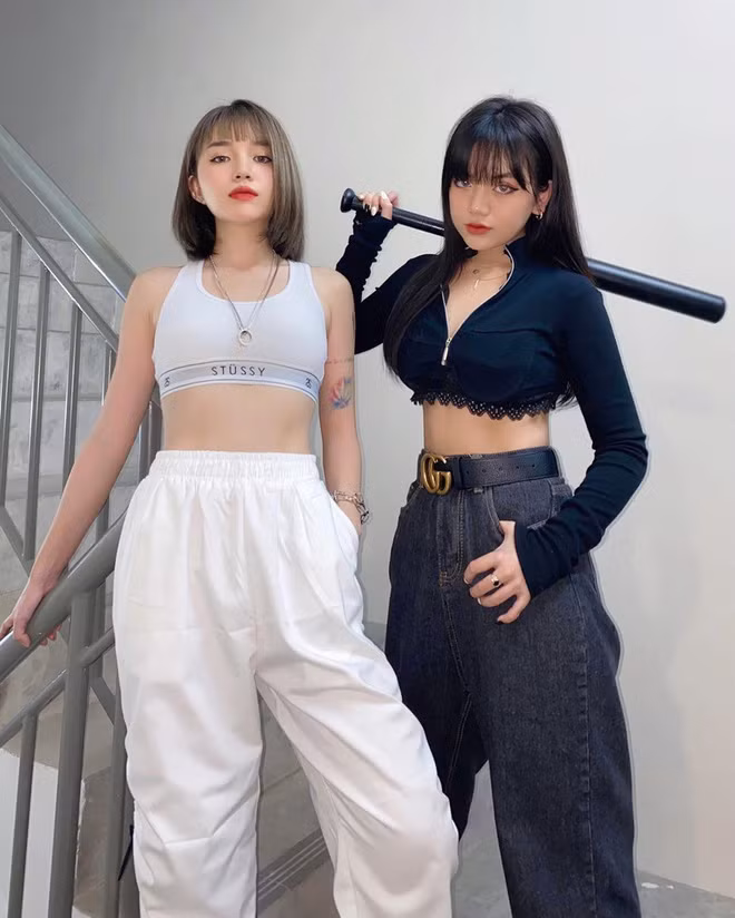 Mới đây, hình ảnh nữ streamer Linh Ngọc Đàm và cô em Bảo Hân Helia khiến dân mạng phải chú ý. Họ sở hữu khuôn mặt với nhiều đường nét tương đồng cùng phong cách cá tính nên không ít người đã lầm tưởng họ là 2 chị em ruột.