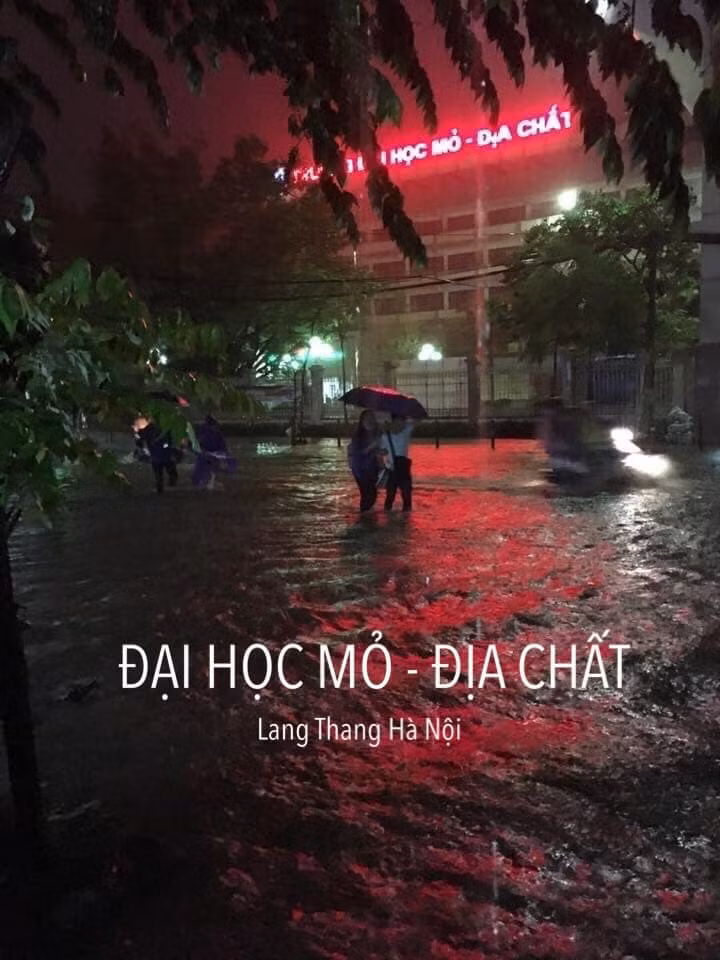 Đại học Mỏ - Địa chất trước cổng trường mênh mông biển nước.
