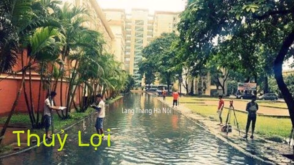 Còn nickname P.Q.T bình luận: "Học Thủy Lợi quá quen với cảnh này. Đúng là Thủy Lợi mà quá nhiều nước để thực hành".