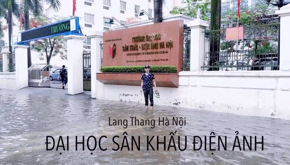 Nickname P.M.Q bình luận: "Nhìn cảnh này nhớ trường quá. Học Công Đoàn những ngày mưa như này đi từ ký túc sang trường mà quần sắn tới tới tận đầu gối. Thi thoảng có xe chạy qua thì ướt sạch".