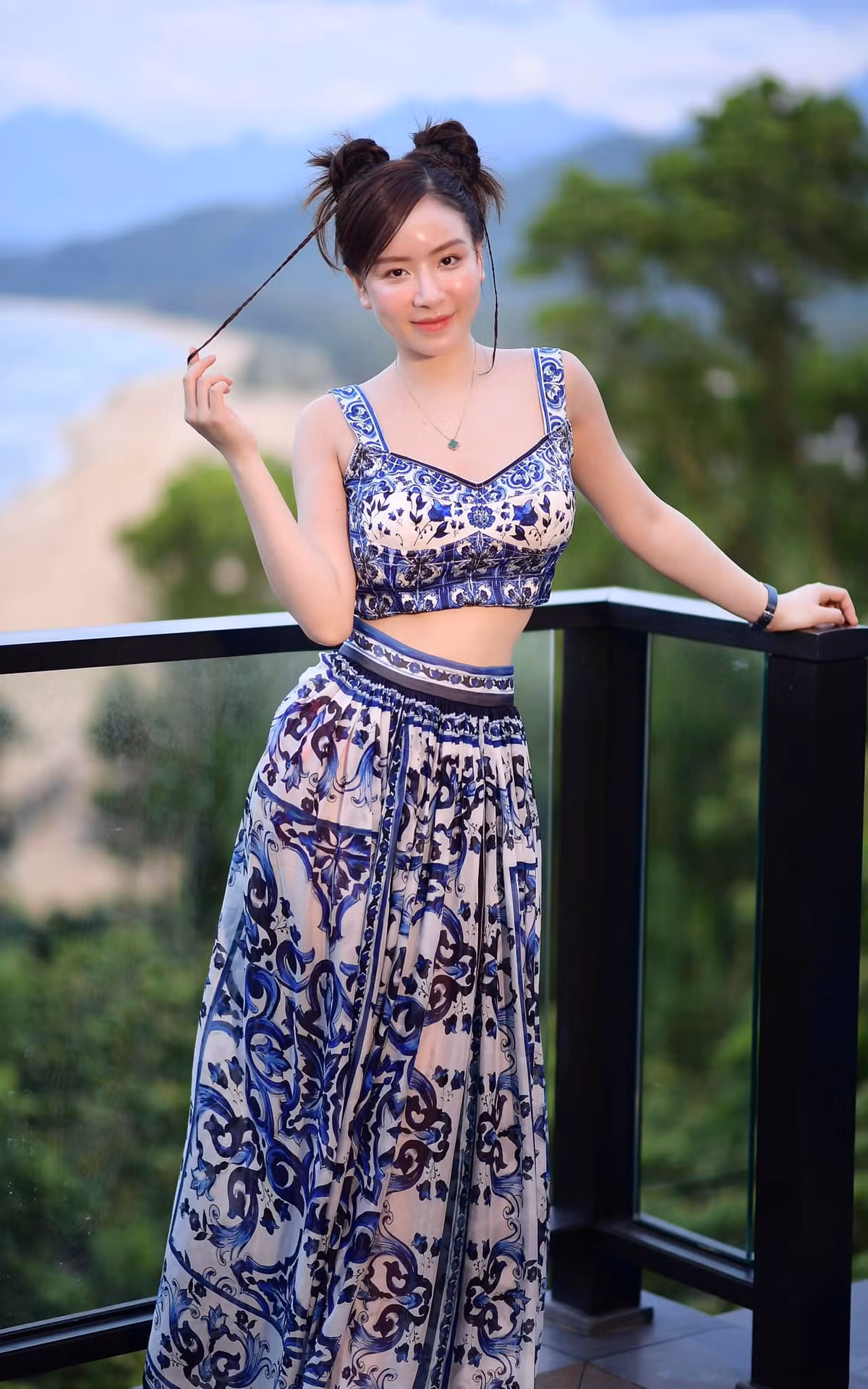 Với số đo ba vòng 88-59-92 (cm), Lan Phương tự tin theo đuổi phong cách quyến rũ. Cô nàng có gu thời trang sang chảnh, sành điệu như một quý cô đích thực.