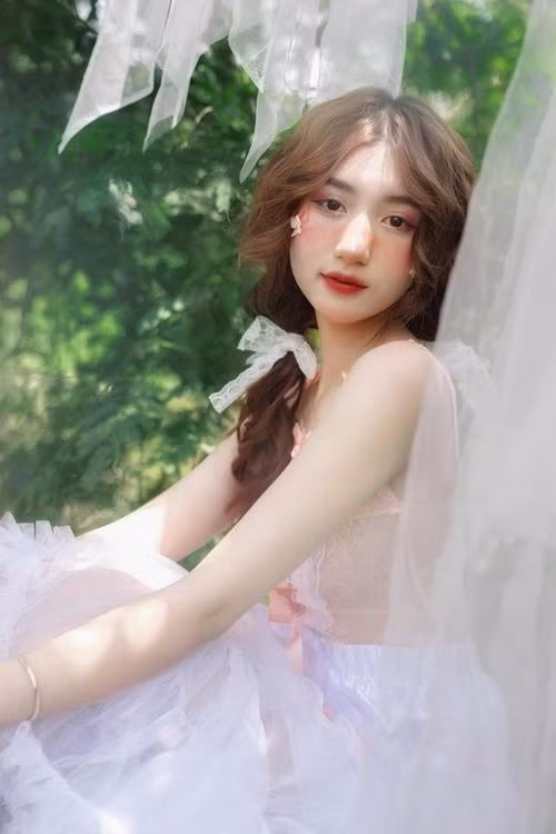 Gây xao xuyến với sự ngọt ngào, đáng yêu, bộ ảnh của Thoại Quyên cũng thu hút về vô số lượt yêu thích và quan tâm.