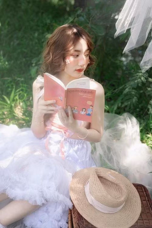 Cơ duyên đến với nghề của cô bạn cũng rất tình cờ, khi một lần Thoại Quyên được một người bạn ngỏ ý, muốn mời chụp một bộ ảnh freestyle đường phố trong chiều Sài Gòn.