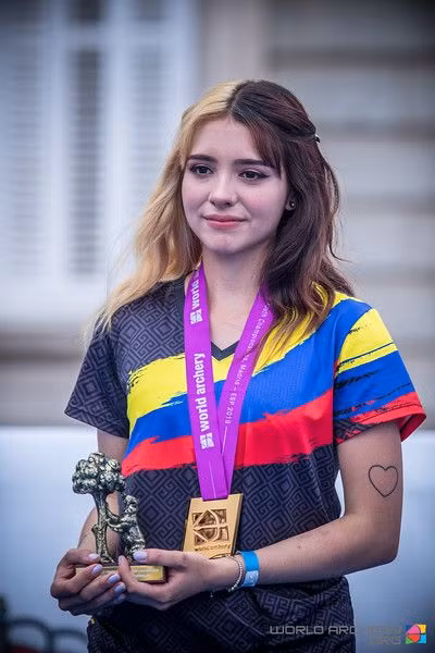 Sinh ra trong gia đình có truyền thống thể thao, Valentina từng tham gia các môn bơi lội, bóng đá nhưng môn bắn cung mới là môn bộc lộ được tài năng của cô gái sinh năm 2000.