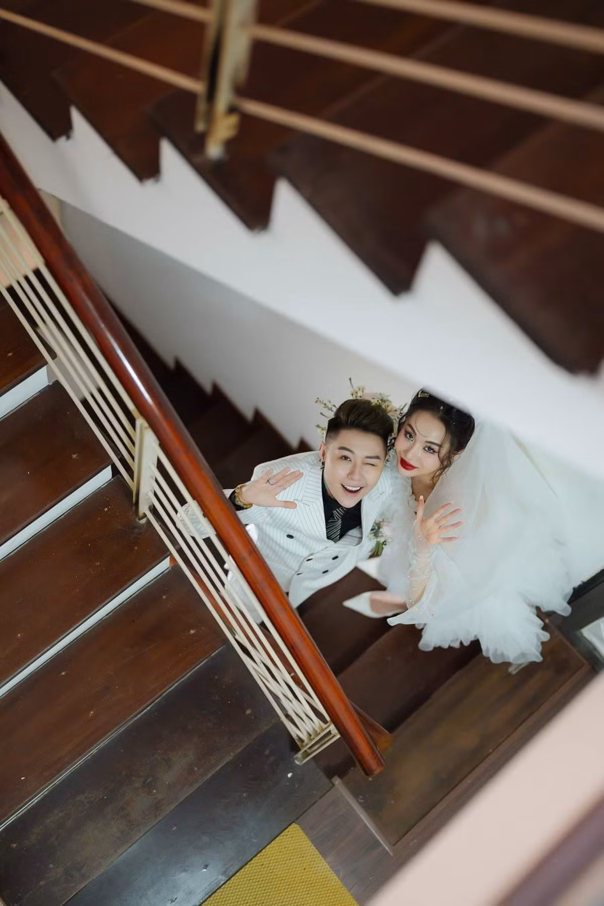 “Trong năm nay, chúng mình mới chỉ kịp ăn hỏi, đón dâu cùng họ hàng hai bên gia đình vì năm nay là năm được tuổi của Chang. Năm 2024, chúng mình sẽ tổ chức đám cưới cùng người thân, họ hàng và mời thật nhiều bạn bè. Mọi người cùng chờ đón ngày vui của chúng mình nhé”, KimX vui vẻ thông báo.