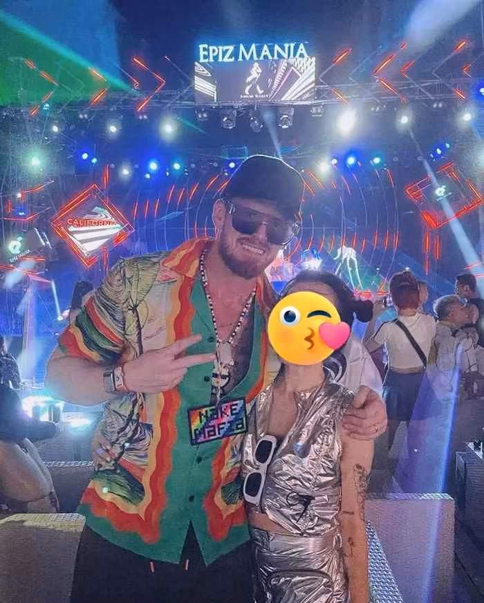 Bên cạnh câu chuyện, netizen cũng "soi" được nhan sắc của người nghi vấn là "tiểu tam" xen vào mối quan hệ của Elly Trần và chồng.