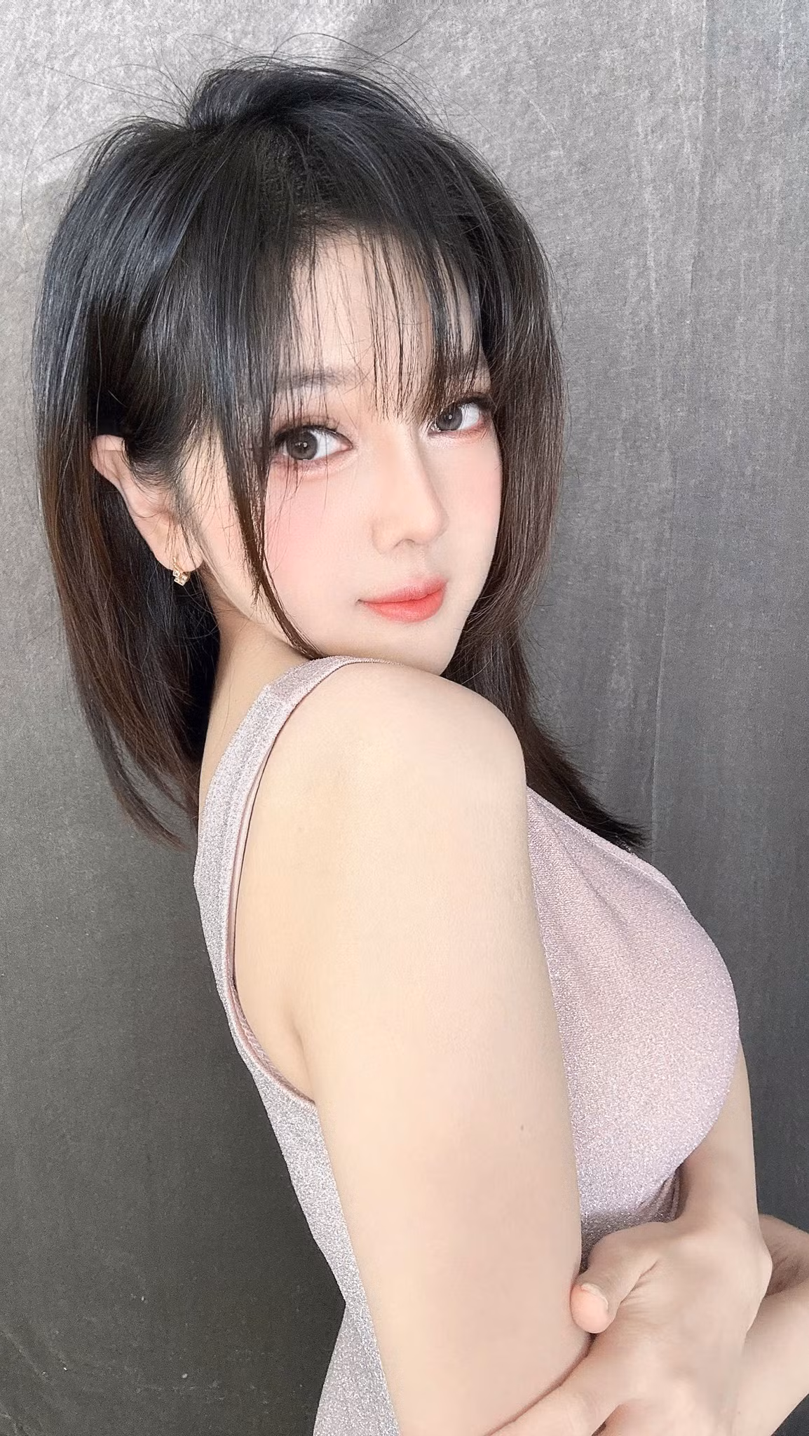Nữ streamer đời đầu này gây chú ý khi xuất hiện trong những bộ trang phục gợi cảm nhưng không kém phần tinh tế. Người xem đùa vui rằng, những đàn em đang nổi lên phải "chạy dài" vì không thể nào sánh kịp.