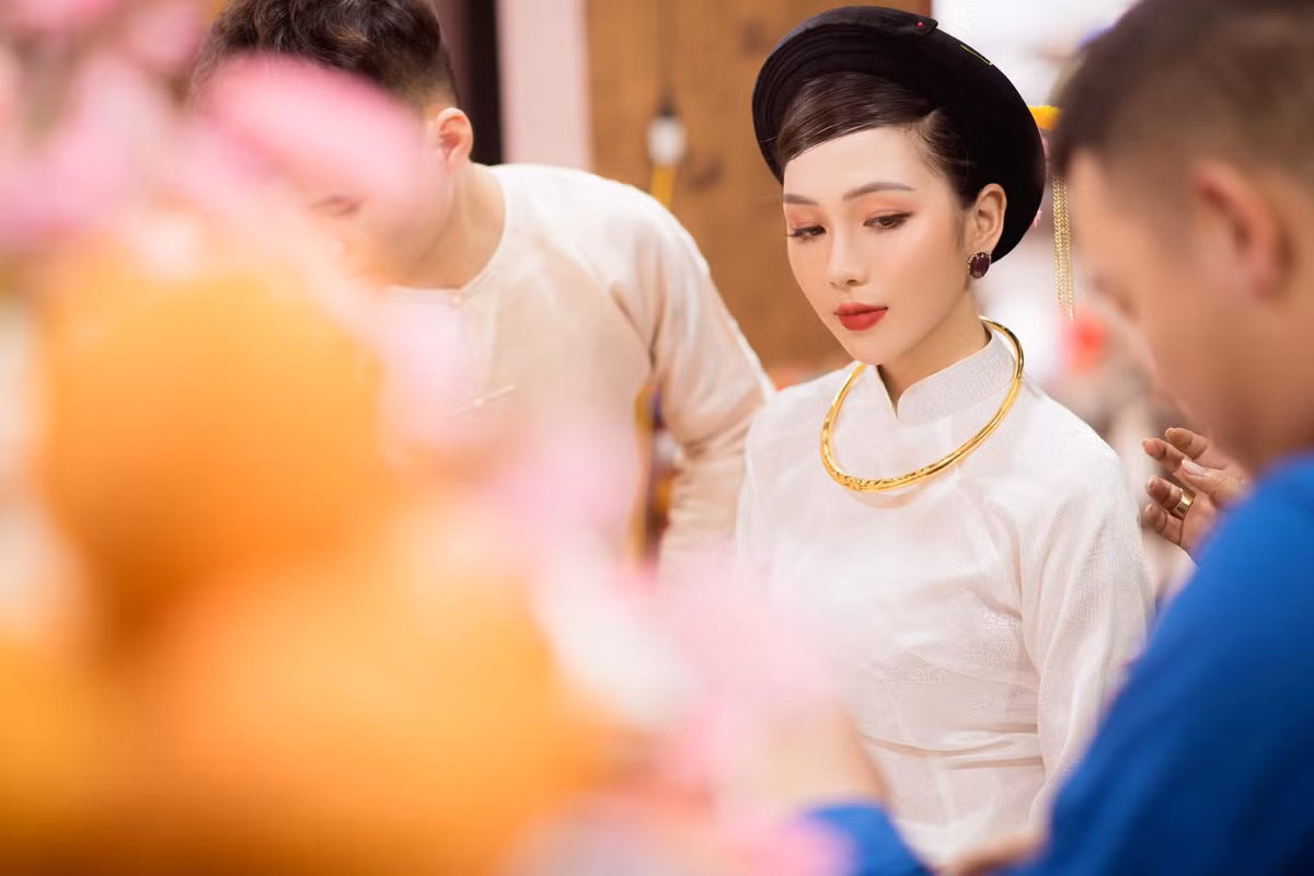Vẻ đẹp dịu hiền và đôi mắt "biết nói" giúp diễn viên trẻ của VTV Đào Thúy Hường nhanh chóng lọt top những cô đồng xinh đẹp nhất sau khi chia sẻ hình ảnh này lên mạng xã hội.
