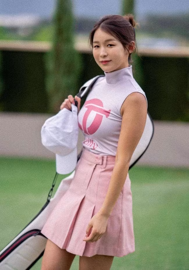 Vì có sở thích chơi golf nên Becky thường xuyên đăng tải hình ảnh mình diện đồ golf hoặc đang trên sân tập.