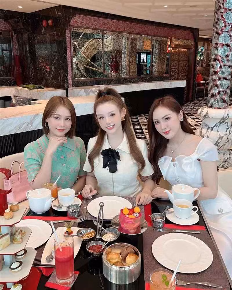 Đọ sắc trong cùng một khung hình, bộ ba hot girl đời đầu đình đám gây sốt vì nhan sắc xinh đẹp, quá đỗi trẻ trung so với tuổi thực ngoài 30.