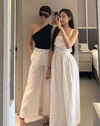 Mẹ vợ của chàng cầu thủ còn bắt trend đang hot trên mạng xã hội hiện nay, bà Mai Đoàn vui vẻ để dòng trạng thái: “Ngoan xinh yêu của mẹ đâu rồi” khi đăng ảnh với con gái.