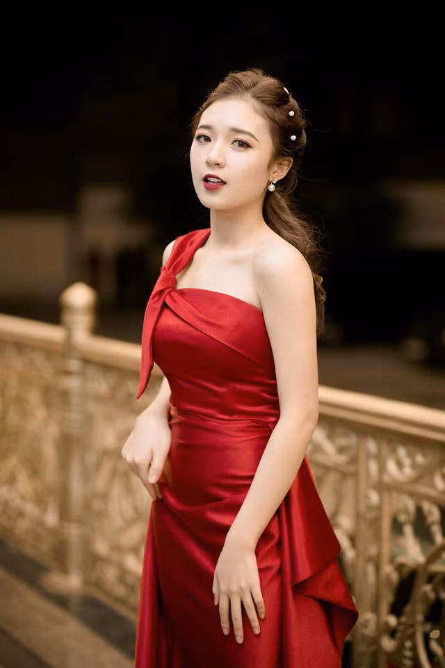 Nữ MC VTV 9X này gây ấn tượng với ngoại hình cuốn hút, gương mặt sáng và nụ cười tỏa nắng. Vì vậy, 9X từng được BTV Ngọc Trinh nhận định rằng: “Có phong thái dẫn bắt khán giả phải theo dõi mình”.