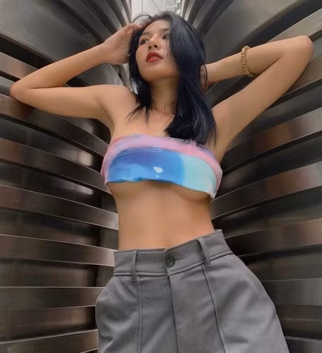 Nàng hot girl có nụ cười rạng rỡ, gương mặt xinh đẹp cùng thân hình quyến rũ.