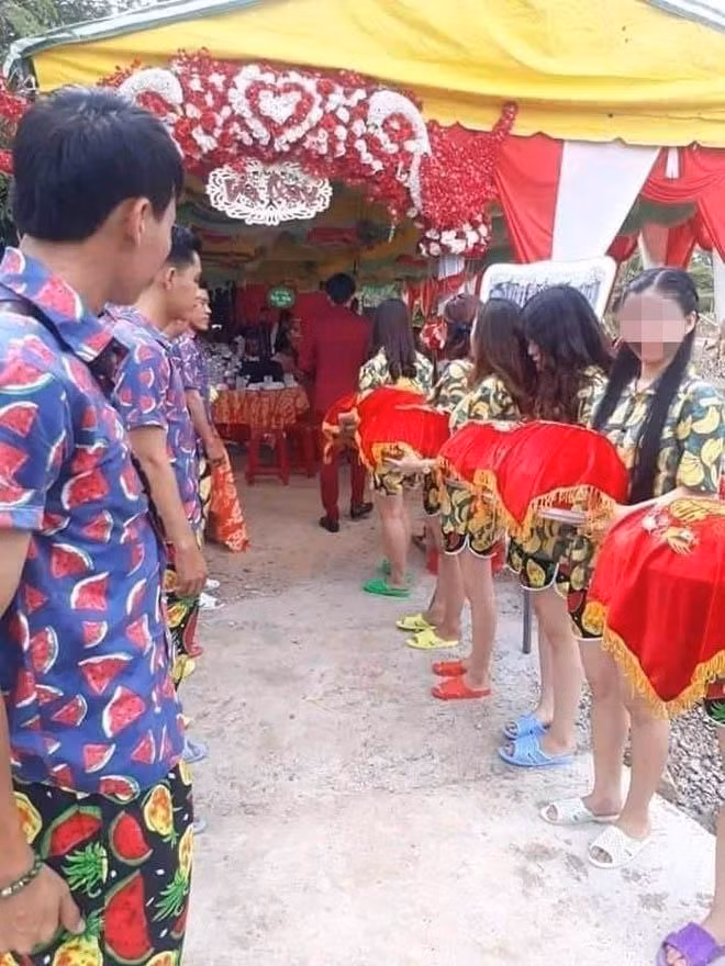 "Ngày trọng đại của người ta mà mấy bạn làm như trò đùa vậy. Mà bình thường đùa thì phải vui. Đằng này trò đùa hết sức vô duyên. Người ra thuê mấy bạn để bê tráp chứ đâu phải đến phá tráp." hay "Lại cố tính chơi trội để câu view, câu like. Ai ngờ lại bị mọi người phản ứng ngược. Rồi về sau các bạn đi lấy vợ cũng có đội bê tráp thực hiện nguyên lại hành động này thì lúc đó các bạn còn cười tươi được như thế này không?"... là loạt bình luận netizen để lại dưới đoạn clip.