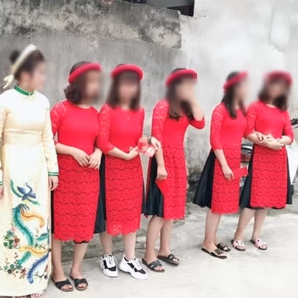 Trước đó, một dàn bê tráp khác cũng gây xôn xao khi trong đội hình nhà gái lại xuất hiện 2 chàng trai mặc áo dài, đội mấn đầy “nữ tính” với lý do thiếu người.
