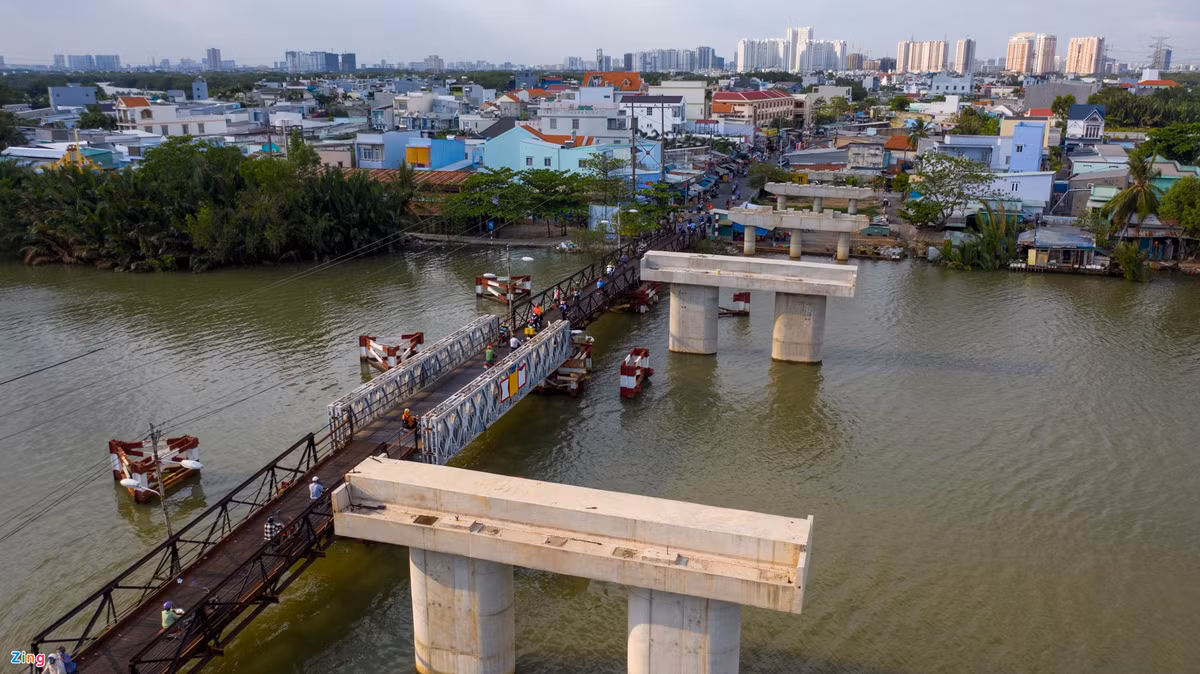 Cầu Long Kiểng mới dang dở nằm bên cạnh cây cầu sắt cũ nhỏ hẹp, tải trọng thấp vẫn đang hoạt động trong tình trạng quá tải. Ban quản lý dự án đầu tư xây dựng các công trình giao thông TP.HCM cho biết nguyên nhân dự án cầu Long Kiểng phải tạm ngưng thi công là do vướng giải phóng mặt bằng.