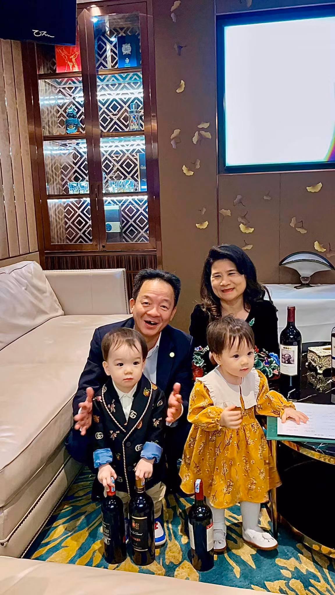 Không chỉ có bố cưng chiều, Gấu và Thỏ là "cục vàng" chính hiệu của gia đình nhà bầu Hiển.