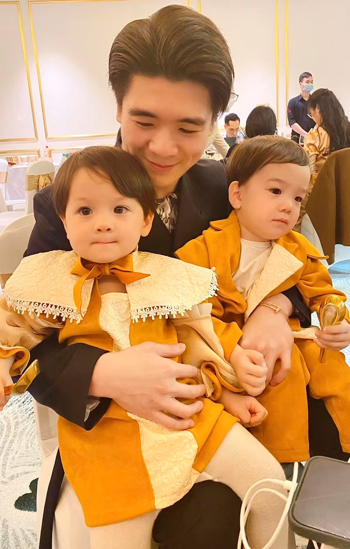 Hiện 3 bố con Quang Vinh đang sống cùng vợ chồng bầu Hiển tại một biệt thự to vật vã nằm trên con phố sầm uất của Hà Nội.