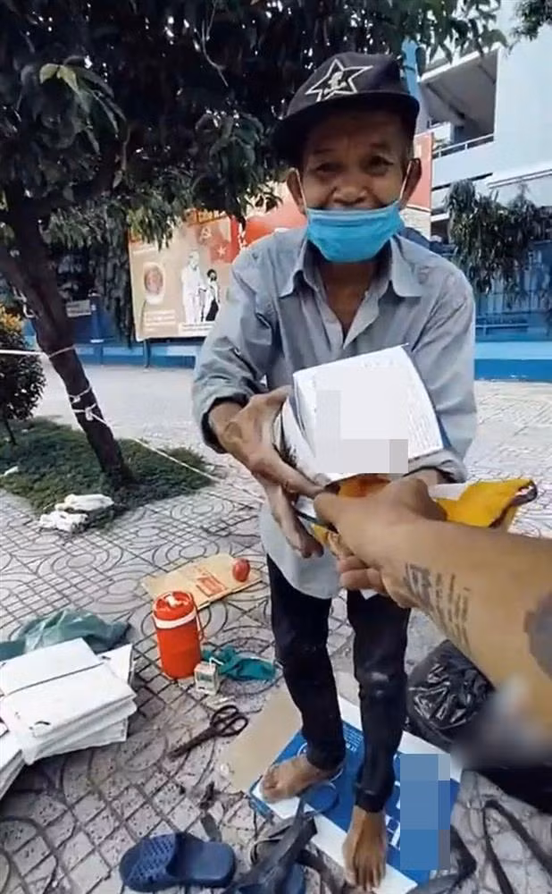 Trên chiếc xe cà tàng, TikToker Lâm Ống Húc chất đầy bánh mì và sữa hộp, khẩu trang và rong ruổi khắp thành phố để tặng quà từ thiện cho người lao động nghèo, người lớn tuổi đang chịu ảnh hưởng từ dịch bệnh.