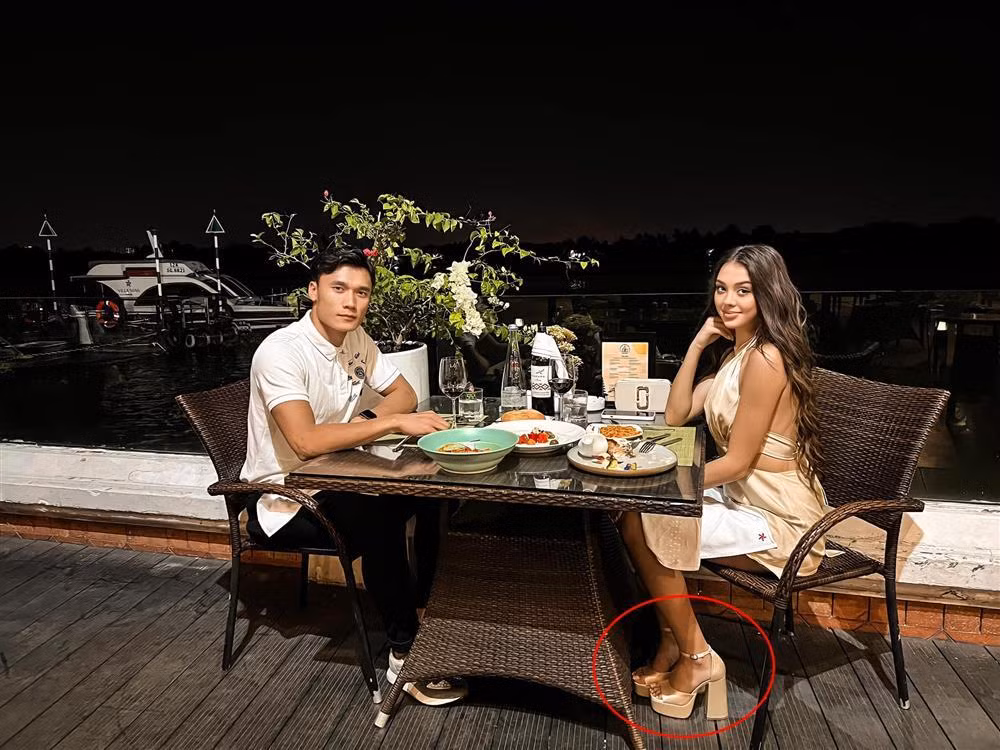 Đi kèm bữa ảnh ăn tối, vợ thủ môn Bùi Tiến Dũng có viết: "Niềm vui của tôi, tình yêu của tôi, người bạn tri kỷ của tôi".