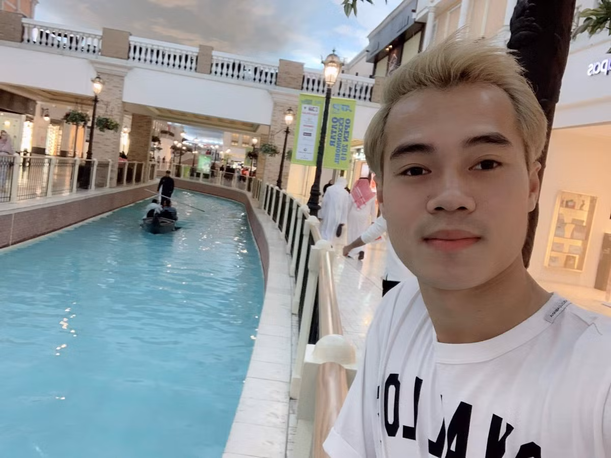 Khởi sắc trên con đường quần đùi áo số, Văn Toàn còn được biết đến là "chủ tịch" kinh doanh khá mát tay khi sở hữu thương hiệu thời trang cá nhân được nhiều người ưa chuộng.