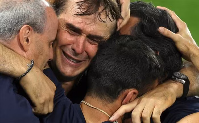 HLV Julen Lopetegui của Sevilla ôm các cộng sự bật khóc.