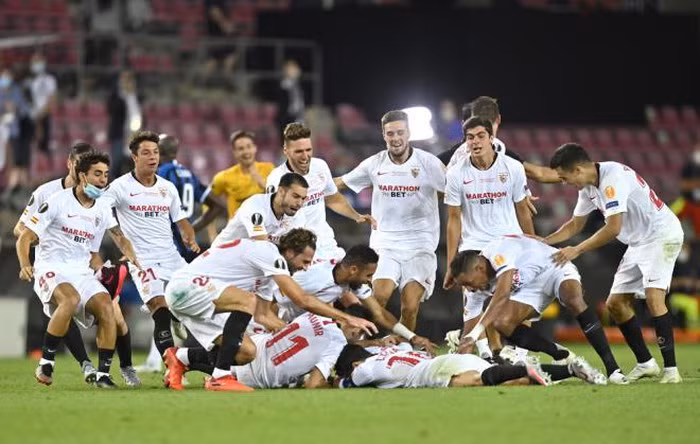 Niềm vui vỡ òa của các cầu thủ Sevilla khi tiếng còi mãn cuộc vang lên.