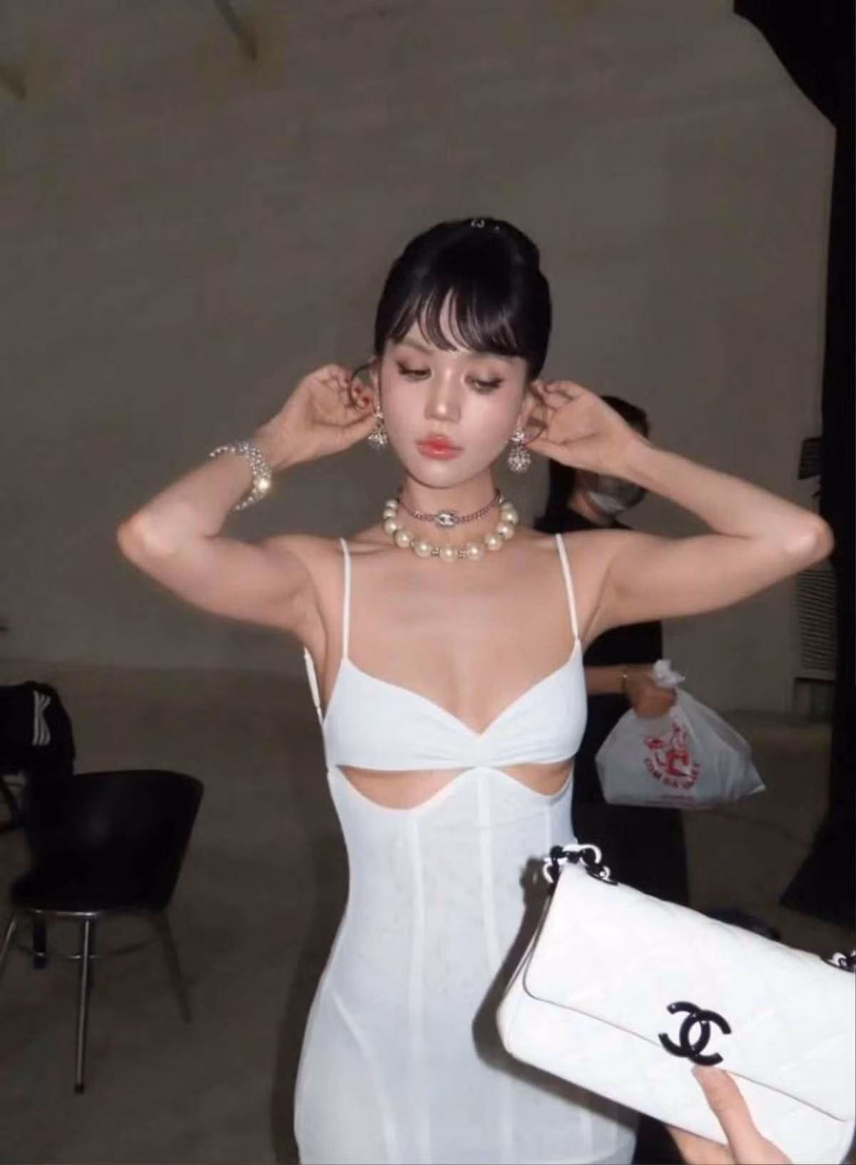 Bộ trang phục này không chỉ giúp Ngọc Trinh phô diễn thân hình chuẩn chỉnh, mà còn mang đến cảm giác vừa bí ẩn, vừa đầy sức hút.