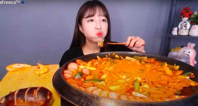 Vào năm 20 tuổi, vì không đủ tiền cho trả cho những bữa ăn lớn, Tzuyang thường đến các nhà hàng buffet để được thỏa sức ăn. Tuy nhiên, sau khi no bụng, cô cảm thấy có lỗi với chủ nhà hàng, nên không bao giờ quay lại những nơi đó nữa.