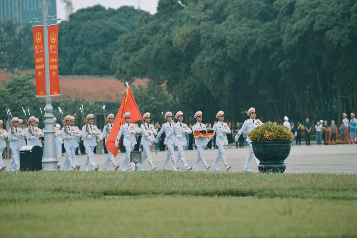 Sáng nay 25/7, các chiến sĩ tiêu binh Đoàn 275, Bộ Tư lệnh Lăng Chủ tịch Hồ Chí Minh đã thực hiện nghi lễ treo băng tang lên lá Quốc kỳ tại quảng trường Ba Đình, trước Lăng Chủ tịch Hồ Chí Minh ở Hà Nội.