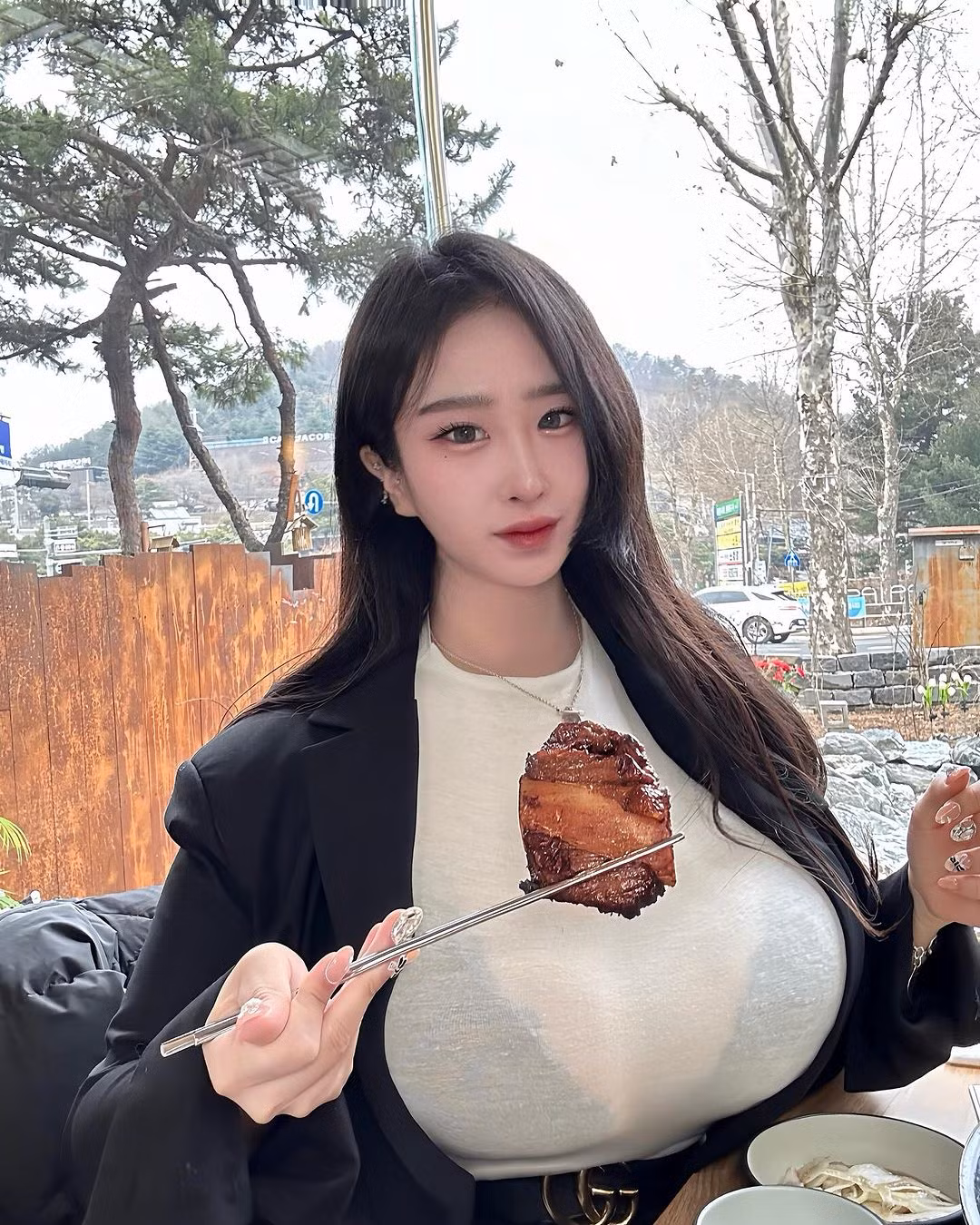 Trên trang cá nhân, Oh Da Hee chuộng mặc 'kín dưới hở trên'.