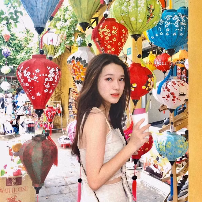 Trong thời gian ngồi trên ghế nhà trường, Thu Trang từng đoạt những thành tích đáng kể như Giải Nhì cuộc thi Sinh viên Nghiên cứu khoa học cấp Bộ, có công trình nghiên cứu được đăng tải trên tạp chí quốc tế và nhận được 2 học bổng tài năng trị giá hàng trăm triệu.