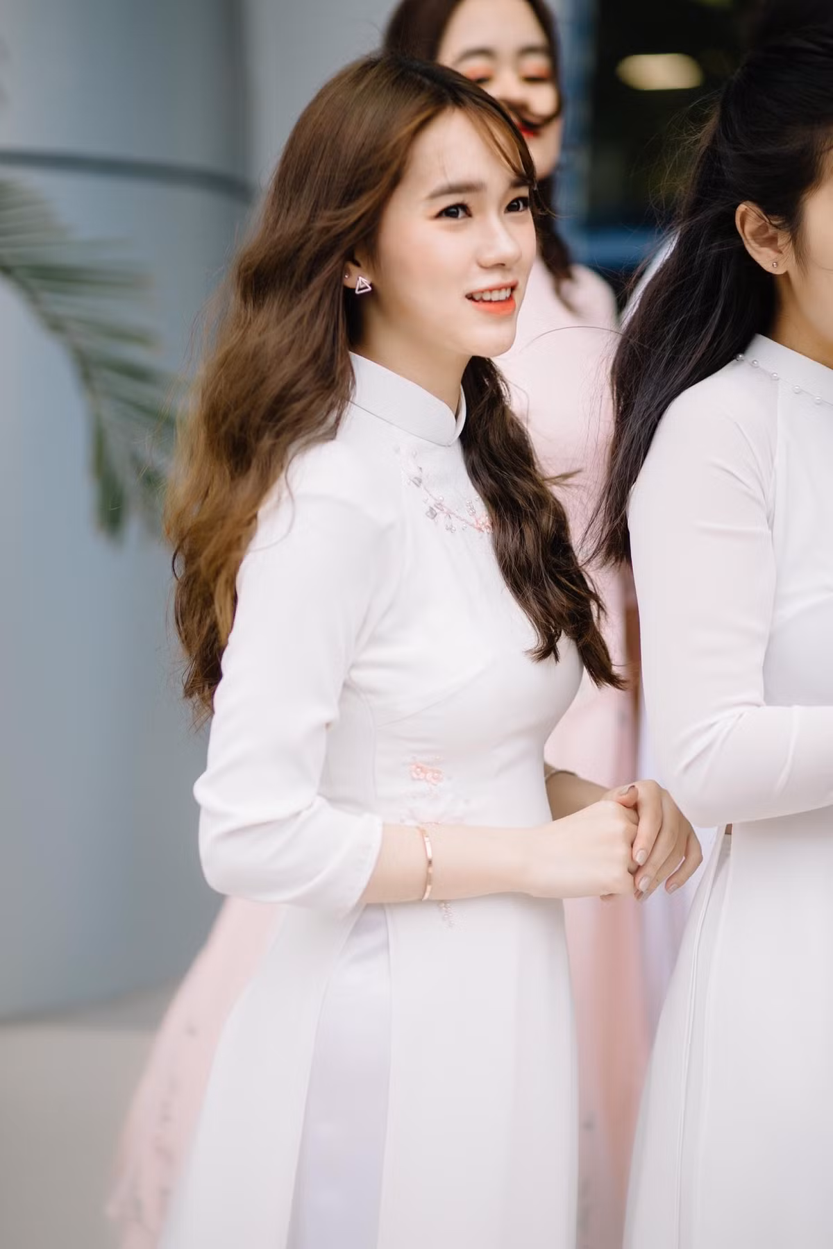 Ngay sau khi những bức ảnh kỷ yếu của nữ sinh chuẩn "nàng thơ" lên sóng, dân mạng đã vào cuộc tìm kiếm danh tính của cô nàng.