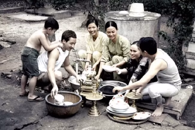 Một gia đình cọ rửa vật dụng chuẩn bị đón Tết xưa.