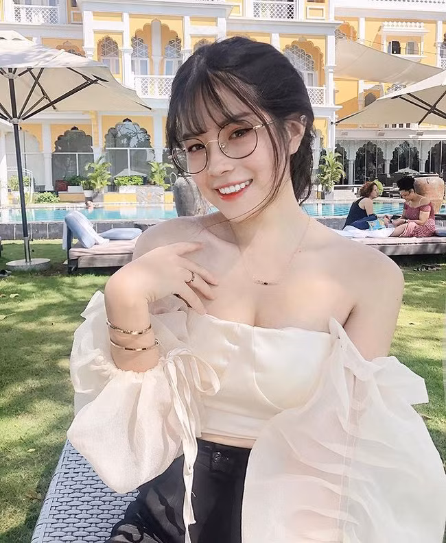 Nàng hot girl Sài thành vừa tốt nghiệp Á khoa ngành Thiết kế Thời trang của trường Đại học Kiến trúc.