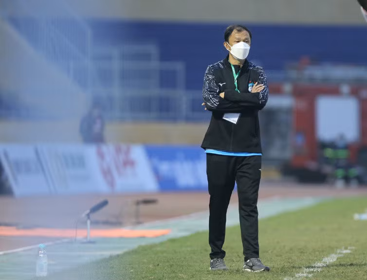 Năm 2002 - thời điểm bầu Đức tiếp nhận CLB HAGL, Dương Minh Ninh khi ấy là tiền đạo của đội bóng phố núi. Ông đá cặp cùng tân binh Kiatisak Senamuang trên hàng công và giúp đội giành ngôi Á quân giải Hạng Nhất, cùng với đó là suất lên chơi ở V-League.