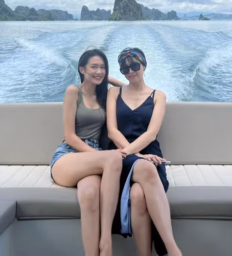 Những đường nét trên gương mặt bà Mai Đoàn vẫn trẻ trung như vậy, làn da mịn màng ít dấu hiệu lão hóa và vóc dáng vẫn mảnh mai.