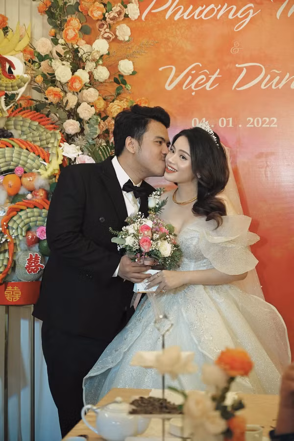 Mới đây, Mimosa đã đăng tải bức ảnh một nhà ba người cùng dòng trạng thái không thể đơn giản hơn: “Bố là tất cả bố ơi bố ơi”.
