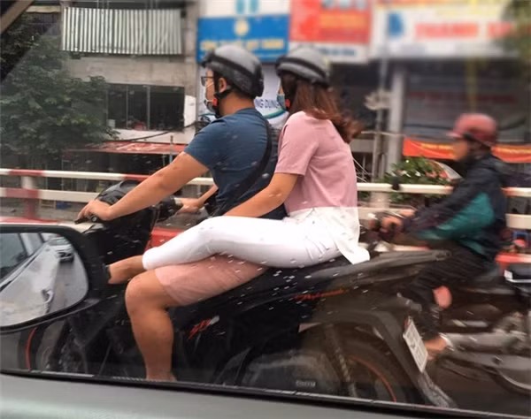 Việc ngồi như này khi gặp tình huống phải xử lý gấp, người ngồi sau rất dễ gặp nguy hiểm vì không thể chủ động "thoát thân".
