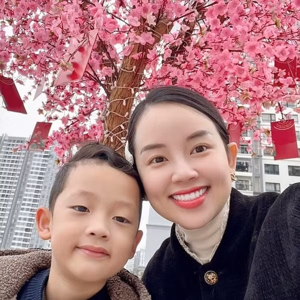 Dù bận rộn với công việc kinh doanh, chăm sóc gia đình lại đã trải qua một lần sinh nở nhưng gương mặt rạng rỡ, xinh đẹp và vóc người nhỏ nhắn, thon gọn của Ly Kute khiến ngay cả những cô gái trẻ cũng phải ghen tị.