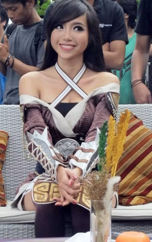 Từng là một hot girl đình đám, khi sự nghiệp đang trên đà phát triển thì Elly Trần bỗng nhiên trở nên yên ắng hơn, một thời gian sau thông tin nữ diễn viên sinh con đầu lòng xuất hiện trên mạng xã hội khiến ai nấy cũng bất ngờ.