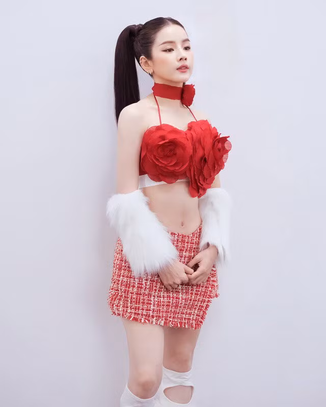 Cách kết hợp trang phục này của DJ Mie gần như tiết chế lại mức hở bạo, đặc biệt cô để lộ vòng eo cực bé, không có chút mỡ thừa nào của mình.