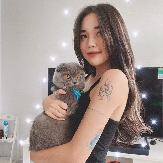 Linh Ngọc Đàm cũng đang chịu cảnh làm "ôsin" cho boss chó tên Gấu và boss Mèo tên Méo. 2 "cục cưng" cũng được fan yêu quý không thua gì nữ streamer 9X. Ảnh: FBNV
