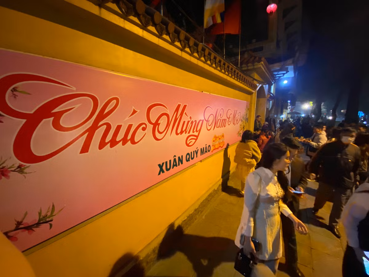 Ngay sau thời khắc thiêng liêng chuyển giao giữa năm cũ và năm mới, người dân lại nô nức đến chùa lễ Phật, cầu mọi sự an lành trong năm mới và hái lộc đầu năm.