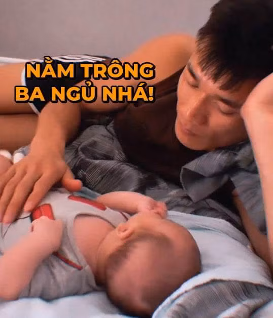 Hiện thủ môn Bùi Tiến Dũng đang làm việc ở Hà Nội trong khi vợ và con trai ở Sài Gòn. Bởi vậy mới đây, nhân dịp được nghỉ phép dài ngày, chàng cầu thủ lặn lội về nhà thăm vợ con.