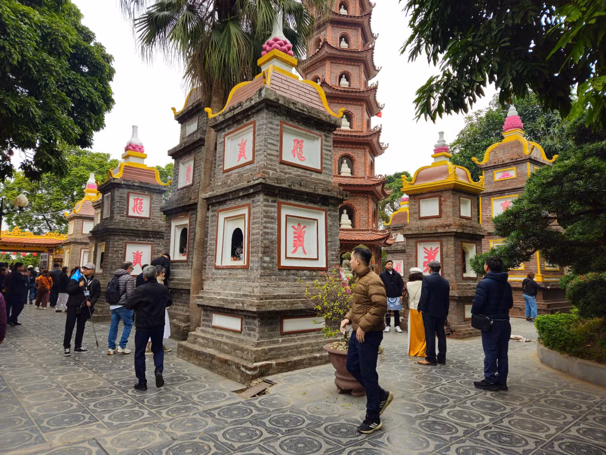 Không chỉ người Việt Nam, nhiều du khách nước ngoài cũng hào hứng tìm hiểu về lịch sử chùa Trấn Quốc.