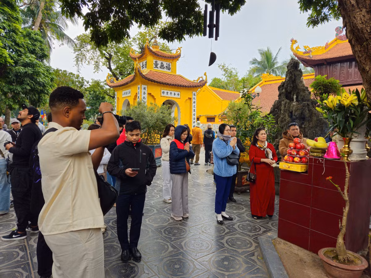 Đã thành truyền thống gia đình, cứ mỗi dịp đầu Xuân, nhiều gia đình lại đi lễ chùa Trấn Quốc bên Hồ Tây.