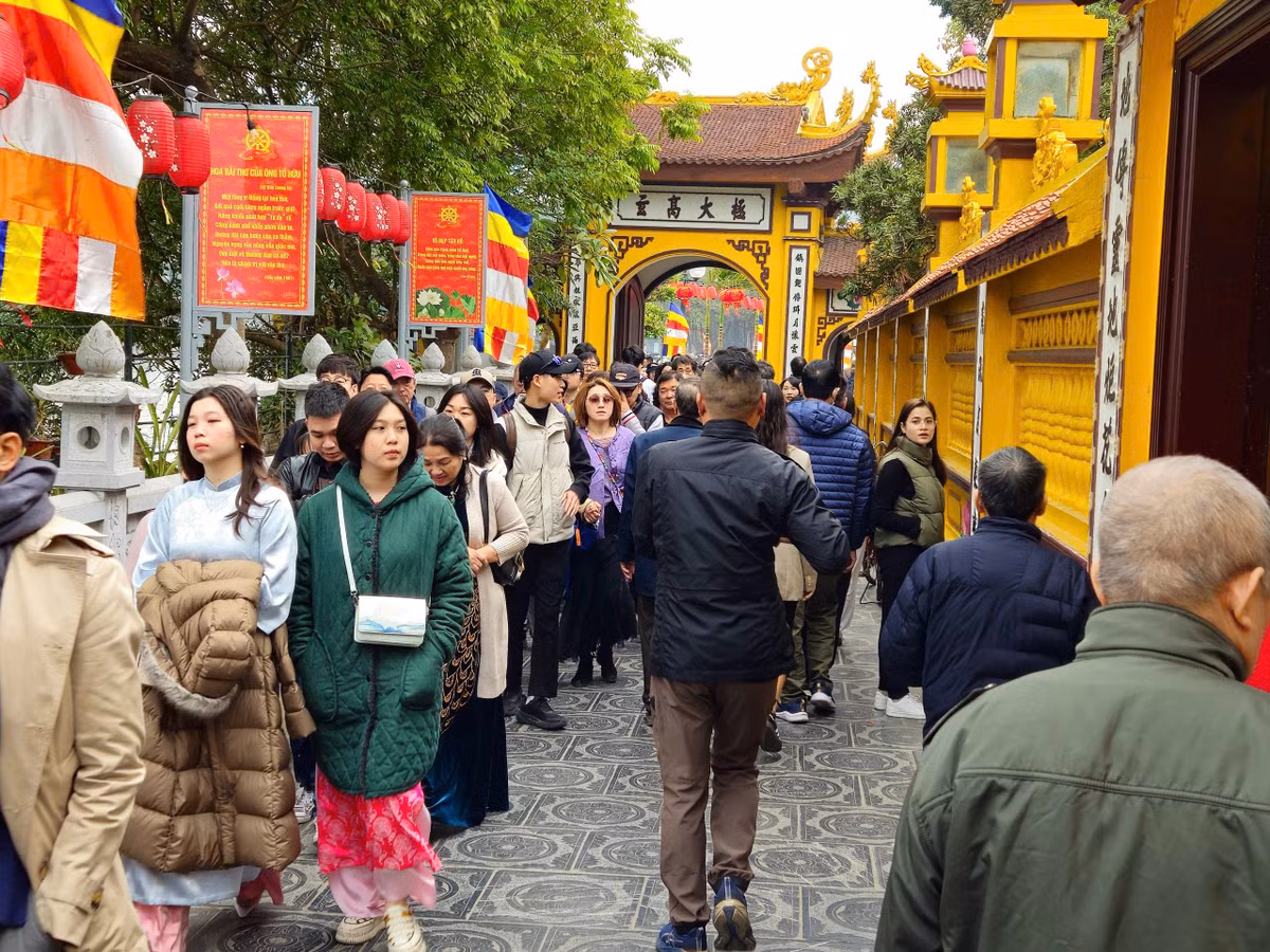Không gian sân bên ngoài cũng trở nên đông đúc, nhiều thời điểm chật kín người dân và phật tử tới thắp hương.